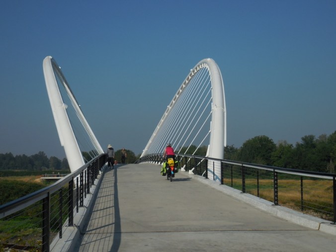 White Taco bridge in Salem 1