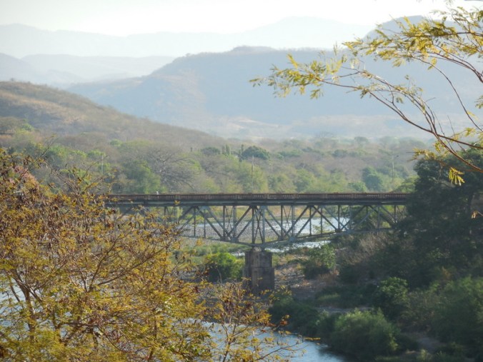 Bridge between El Salvador and Hondorus